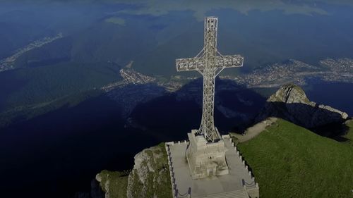 Se reiau lucrările de reabilitare a Crucii Eroilor de pe Vârful Caraiman, din Munții Bucegi