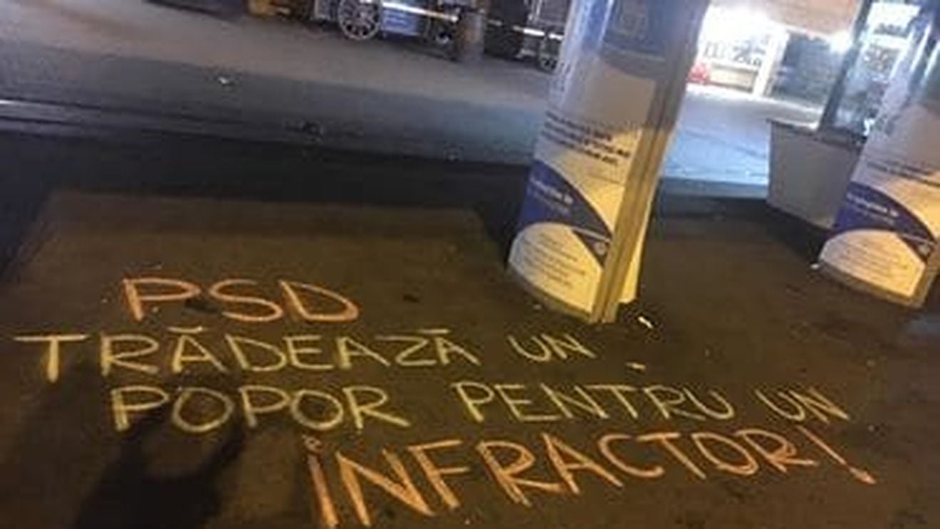 Brașoveanul care a scris cu creta pe asfalt mesaje anti-grațiere și anti-PSD în iulie a primit azi, de ziua lui, amendă de la Poliția Locala