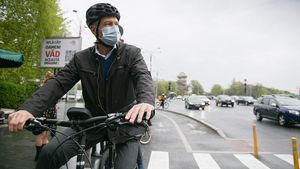 Klaus Iohannis, de Ziua mondială a bicicletei: Cei care au conceput pistele în oraș probabil nu folosesc bicicleta / Nicușor Dan: Mai întâi strategia de parcare, apoi piste