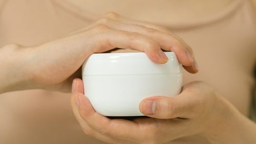 Lupta invizibilă cu pielea pe care o duc femeile la trecerea spre vârsta mijlocie