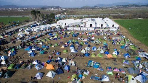 Grecia denunță o ”amenințare hibridă” din partea Turciei, care masează zeci de mii de refugiați sirieni la granițele cu UE