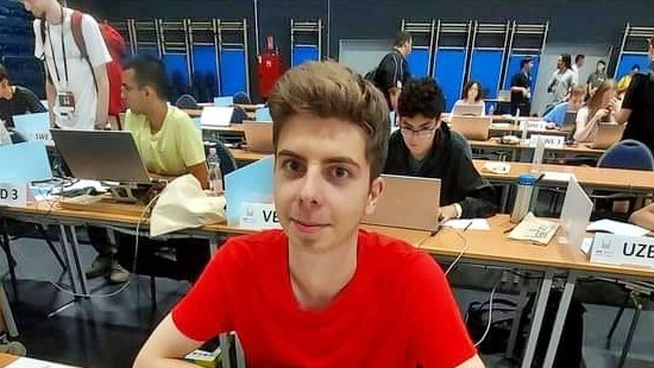 Elev român olimpic, medaliat cu aur și argint de mai multe ori la competițiile internaționale de Informatică, admis la Universitatea Harvard