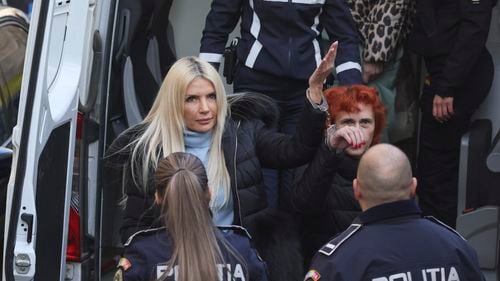 STENOGRAME ”Vai de capul meu, mă, dar unde dracu' s-au dus atâția bani, mă, Oana, mă? / În șifonierul Laurei, în mașinile lui Vlad, în bijuteriile tuturor!” / Laura Vicol ar fi fost anunțată că urmează percheziții: ”Că ne trezim la 6 dimineața în fiecare dimineață de când ne-au anunțat că vin de la DIICOT” / Sfaturi de la Blejnar