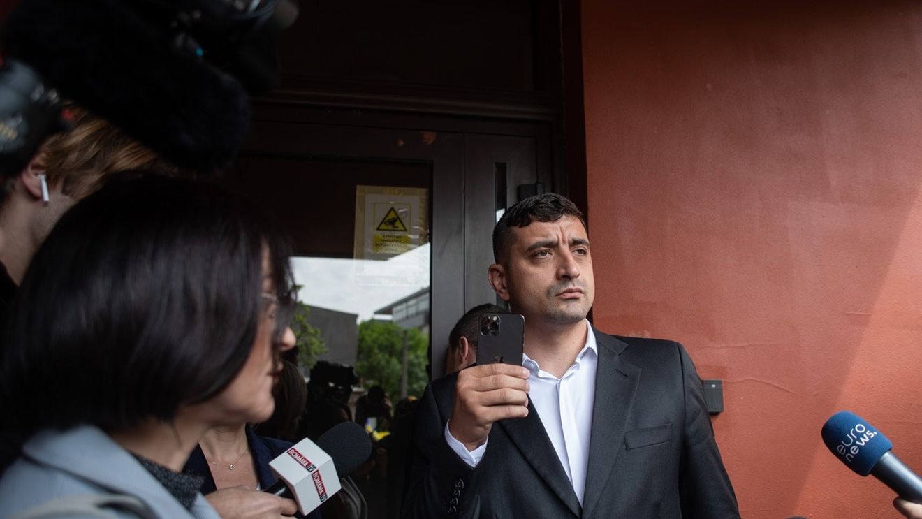PressOne: Dezvoltatorii aplicației AUR, prin care partidul extremist atrage noi membri, au avut contracte cu SRI și MAE