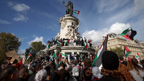 VIDEO Proteste pro-palestinieni în Paris cu mii de oameni/ La Londra, oamenii din Trafalgar Square au cerut eliberarea ostaticilor luați de teroriștii Hamas