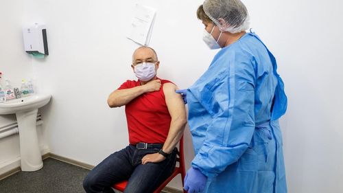 Emil Boc a făcut rapelul cu AstraZeneca: „Susțin procesul de vaccinare și consider că pe această cale vom învinge pandemia, iar viața noastră va reveni la normalitate”