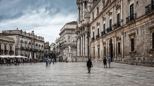 Un fost lider mafiot din Sicilia, care execută o sentință pe viață pentru o campanie de atentate cu bombă, susține că s-a întâlnit cu Berlusconi în timp ce era dat în urmărire