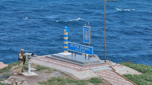Zelenski, în vizită pe insula Șerpilor pentru a marca ce de-a 500-a zi de război: Nu va fi niciodată cucerită de ocupanţi, la fel ca restul Ucrainei, pentru că suntem ţara celor curajoşi