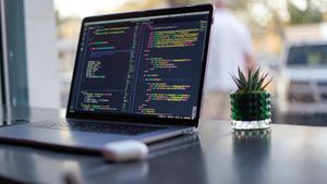 EXCLUSIV Secretul reconversiei în IT. Expert: „Nu este despre a memora limbaje de programare, ci despre a învăța să gândească logic / AI este un accelerator, nu un substitut pentru înțelegere”