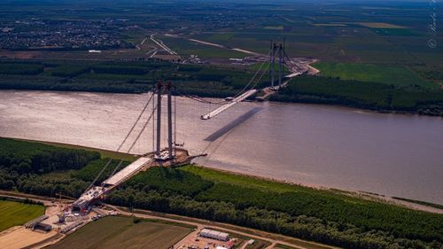 Imagini cu lucrările la podul suspendat de la Brăila / CNAIR: ”Lucrările avansează, antreprenorul a intensificat mobilizarea pe șantier și se lucrează în ritm accelerat”