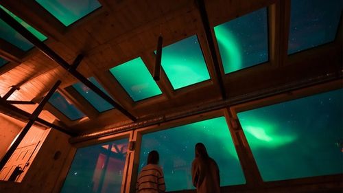 O cină arctică, sub aurora boerală: Plăcintă de elan, chifteluțele de bizon și supa de praz și cartofi / Când luminile dansează deasupra capetelor noastre, mulțumim stelelor