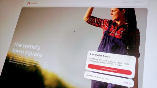 Parler în locul Twitter și Trump TV pe post de FoxNews. Se pregătește un nou imperiu media conservator în America?