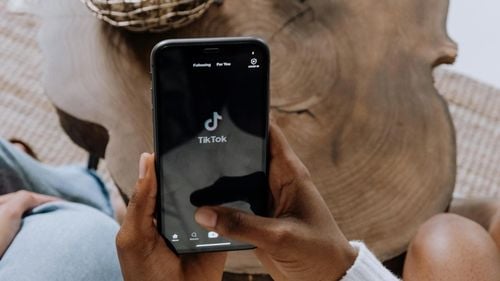 Sunt tinerii încă interesați de ce le vând celebritățile sau influencerii? / Microinfluencerii pot fi mai apropiați de consumatorii obișnuiți / Cum se comportă generația Z?