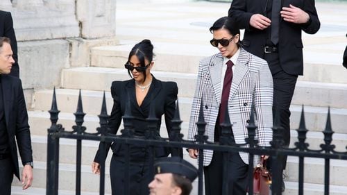 Kim Kardashian depune mărturie la procesul de la Paris privind jaful din 2016, purtând John Galliano și un colier cu diamante de 3 milioane de dolari: „Am fost absolut convinsă că voi muri”