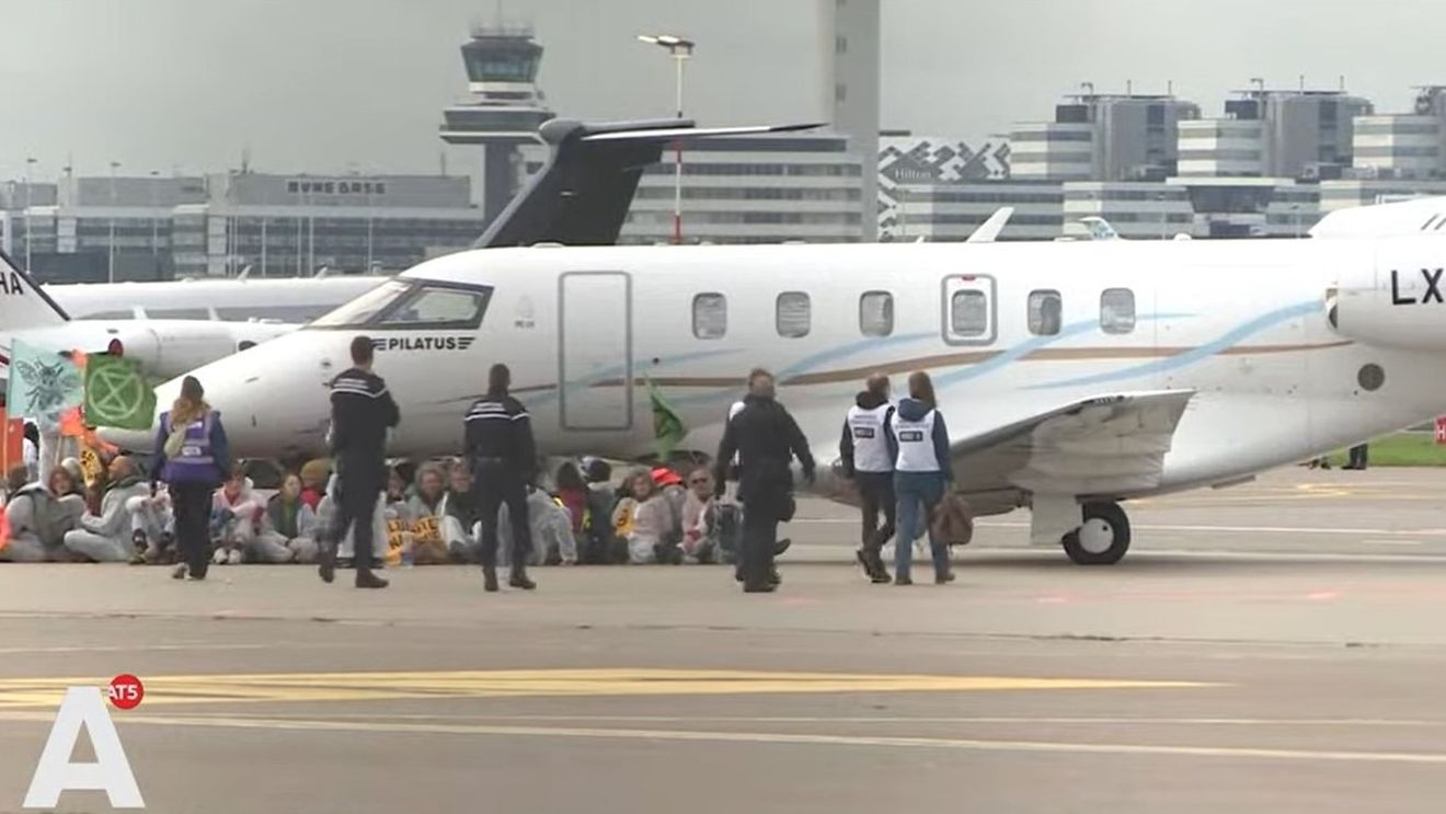 VIDEO Sute de activiști pentru climă îmbrăcați în salopete albe au blocat ore întregi avioanele private pe aeroportul Schiphol din Amsterdam / Peste 100 de activişti au fost arestaţi / Nu au fost raportate întârzieri la zborurile comerciale