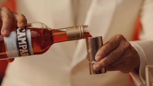 Poliţia italiană a pus sub sechestru acţiuni ale holdingului Campari în valoare de peste un miliard de euro / Grupul de băuturi alcoolice, acuzat de fraudă fiscală