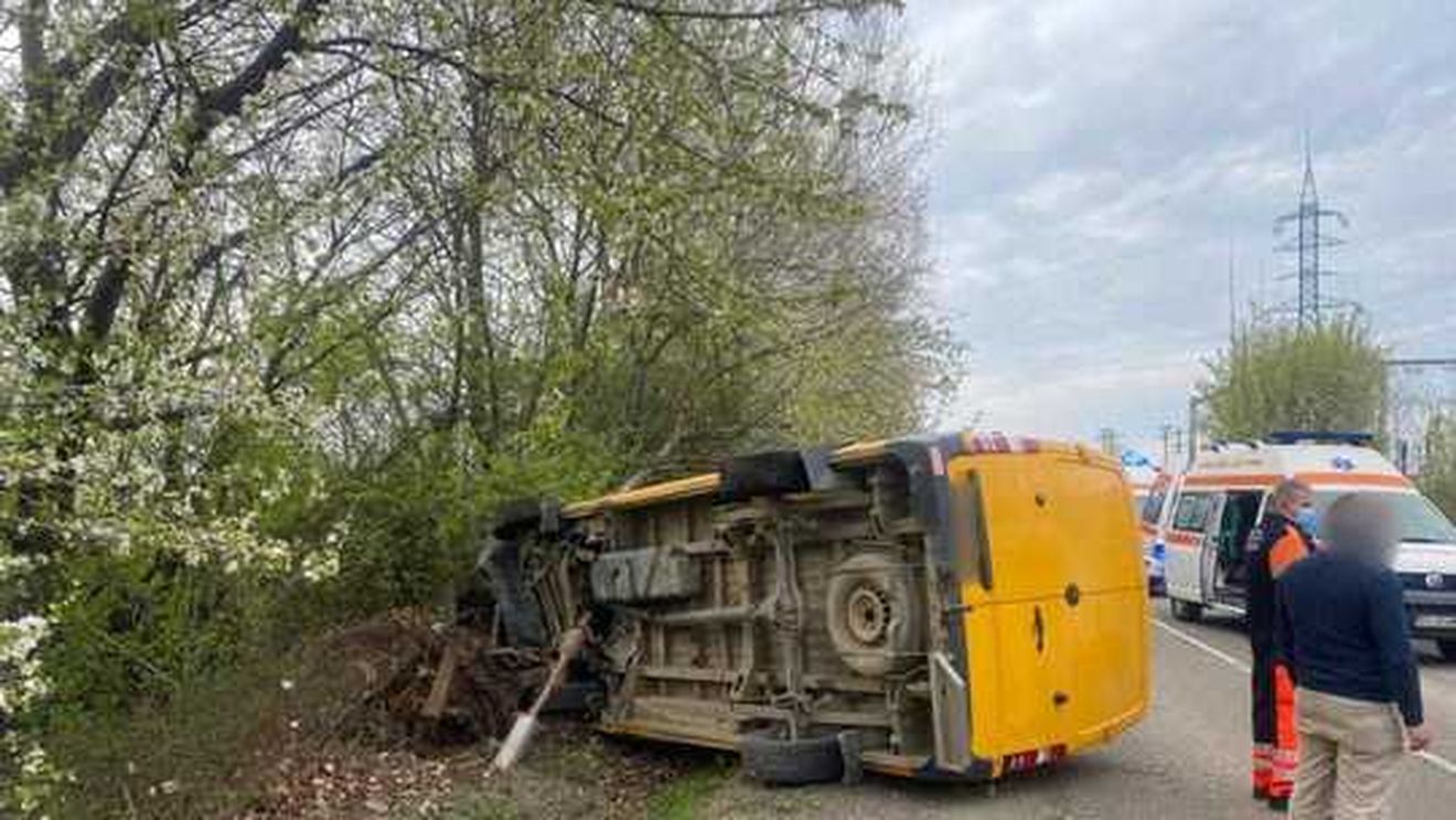 Un microbuz în care se aflau doi adulți și șase copii s-a răsturnat la Suceava