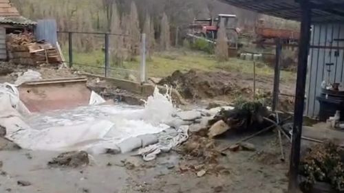 Încă nu a fost închis puțul săpat ilegal în Bihor, după o săptămână / Prima încercare de închidere a eșuat, se caută o altă metodă / O firmă a săpat pentru apă și a dat de gaz