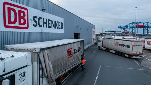 Deutsche Bahn, aflată în lipsă de fonduri, scoate la vânzare filiala sa de logistică DB Schenker /Compania ar putea obține 15 miliarde de euro / De ce vânzarea este o afacere delicată pentru statul german