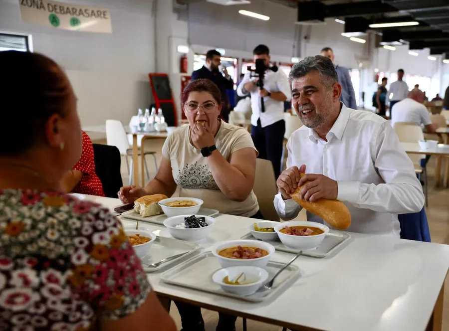 Marcel Ciolacu mananca paine ciorba cantina Baia Mare la cantina