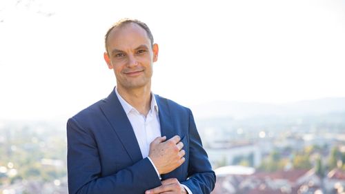 Cetăţenii sloveni au ieşit la vot, duminică, pentru a-şi alege preşedintele. În cursă sunt trei favoriţi, primul cotat fiind Anze Logar, fost ministru de Externe