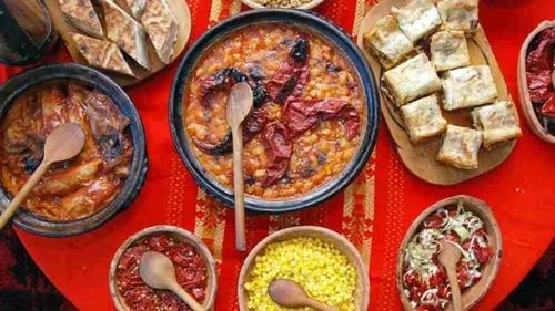 Persoanele care consumă frecvent mâncăruri din bucătării internaționale tind să fie mai tolerante și mai deschise față de imigranți, conform unui studiu britanic