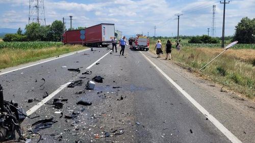 Accident între un autoturism şi un TIR, pe DN 6, în Caraș-Severin/ Şoferul maşinii a murit