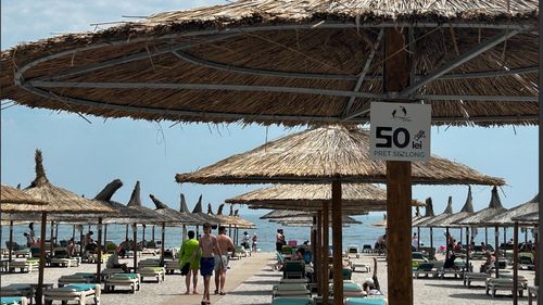 Cât costă un șezlong și o umbrelă? Prețurile de pe litoralul românesc, în comparație cu cele din vestul Europei