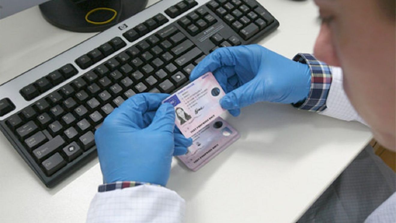 Permis de conducere fals descoperit asupra unui tânăr cu dublă cetăţenie, bulgară şi moldovenească