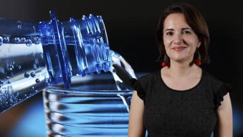 Apa plată vs. apă minerală: Ghid complet pentru hidratare sănătoasă / Tania Fântână (nutriționist): „Unele ape minerale conțin sodiu ridicat, ceea ce poate fi dăunător copiilor mici sau celor cu hipertensiune sau afecțiuni renale”
