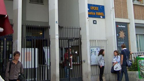 Vălul islamic în școli: Clasa politică din Franța este indignată în urma demisiei unei directoare de liceu amenințată cu moartea