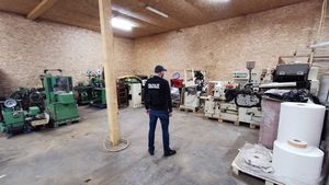 Fabrică de ţigări clandestină, deschisă de o grupare infracţională formată din cetăţeni români, moldoveni şi ucraineni, descoperită de poliţiştii de frontieră / Sunt efectuate percheziţii în mai multe locaţii din judeţele Sibiu, Hunedoara şi Braşov