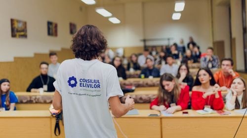 Apel către profesori, directori și inspectori al elevilor și părinților din București: Revenirea fizică la școală să nu creeze stres și anxietate în rândul elevilor / Nu este prevăzută acordarea notelor pentru integralitatea caietelor de curs, a temelor sau a prezenței în cadrul orelor