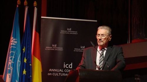 Institutul Levantului, sinecura lui Emil Constantinescu, primeşte de la Guvernul PSD liber la angajări, deşi toate posturile din administraţie sunt blocate