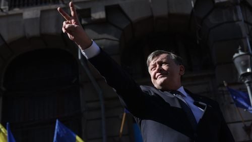 FOTO Antonescu: Am depus candidatura pentru președinția României. Au fost eforturile multora ca eu să fiu împiedicat / 1.700.000 de semnături de susținere a depus Antonescu la BEC