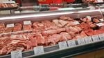 ANALIZĂ LA RAFT | Cât costă 1 kilogram de carne de porc, înainte de sărbători / Contrar zvonurilor, aceste produs nu lipsește din magazine și se comercializează la prețuri „normale”. În marile rețele sunt și promoții