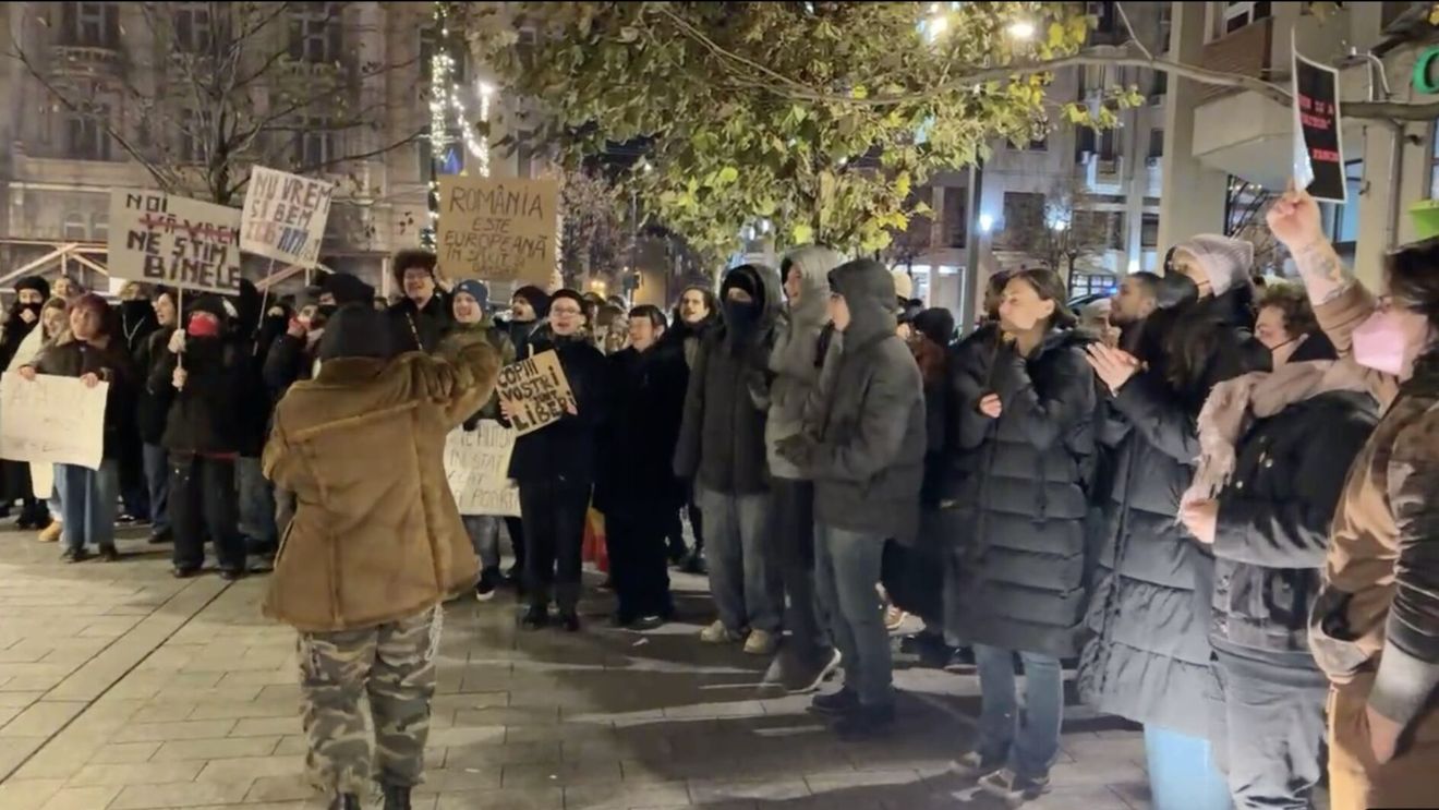 VIDEO Zeci de studenți au ieșit să protesteze la Cluj / Se scandează mesaje pro-Europa și anti Georgescu: „Țara nu e de vânzare, Rusia nu e salvare”, „Legionarul de unde are banul”, „Jos fascismul”