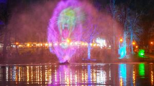 FOTOGALERIE | Târgul de Paște din Craiova s-a deschis duminică seara: cel mai așteptat moment a fost spectacolul de holograme proiectate pe lac