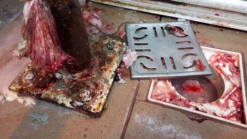 FOTO Halele Obor: Amenzi de aproape 300.000 de lei aplicate de Protecția Consumatorului/ Activitatea închisă temporar pentru patru agenți economici, două depozite cu carcase de miel sigilate