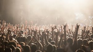 Scrisoare deschisă a mișcării rock din România către românii de pretutindeni, publicată de Dan Byron: De această dată, nu e vorba de a alege răul cel mai mic – e o alegere clară între rău și bine / Mergi la vot! Acum, România are nevoie de noi toți / Îl susținem pe Nicușor Dan