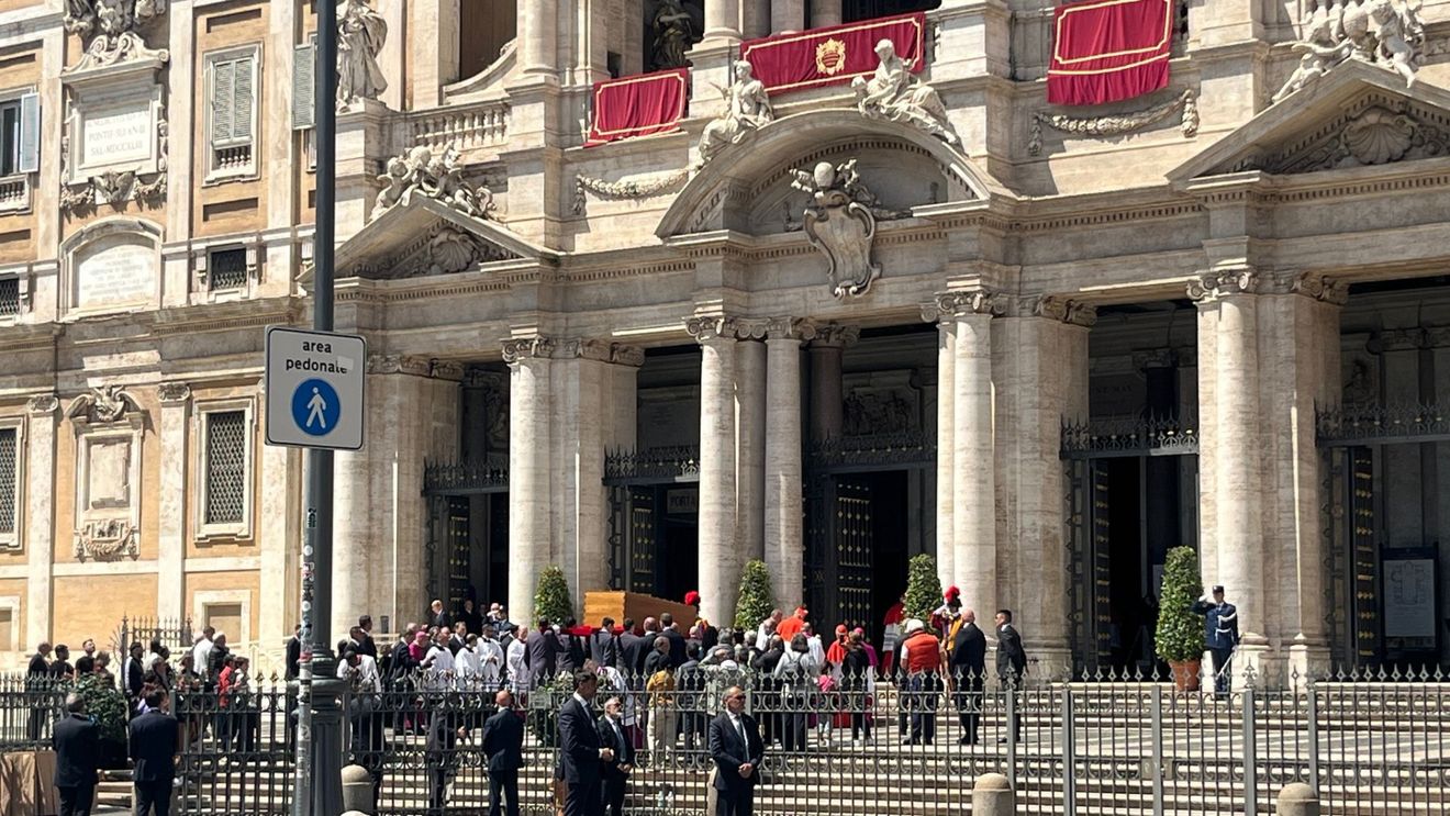 VIDEO Papa Francisc a fost înmormântat la Bazilica Sfânta Maria Maggiore / Întâlnire între Zelenski și Trump / 400 de mii de oameni la Vatican