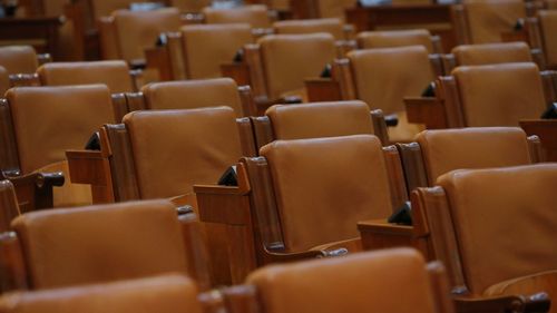 Parlamentul a mărit cu 100 % salariile angajaților de la Institutul minorităților, cu 30 % salariile bibliotecarilor și muzeografilor și cu 20 % salariile controlorilor din transport. Legea a fost promulgată și intră în vigoare în două zile