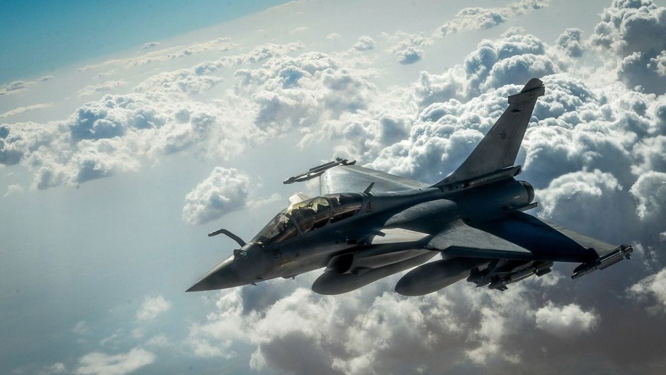 Patru persoane au fost arestate pentru că au fotografiat avioane Rafale și instalații la o bază aeriană din Grecia