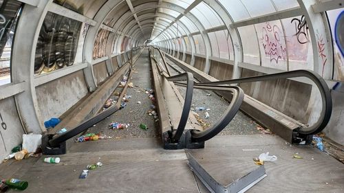 FOTOGALERIE La 10 ani de când a fost dat în folosință, Pasajul Basarab din capitală nu are nici acum recepția făcută. Este ruginit, vandalizat, iar nodul intermodal arată deplorabil. Trotuarul rulant de la Gara de Nord, complet distrus