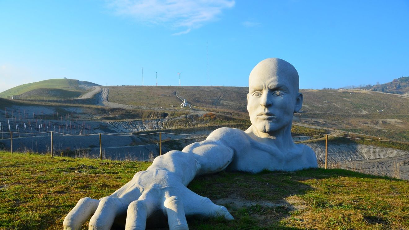 O comună de 5.000 de locuitori din Italia preia 300.000 de tone de deșeuri pe an din aproape toată Toscana / Groapa de gunoi găzduiește expoziții de artă și are două teatre  / Locuitorii sunt acționari și nimeni nu vinde: ”Dividendele sunt prea mari”