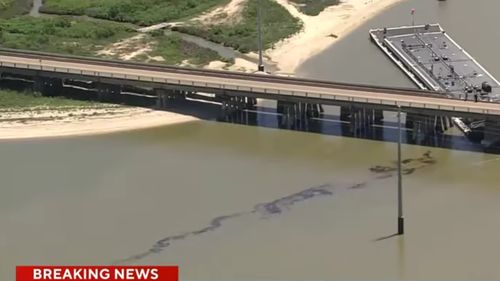 VIDEO O barjă a lovit un pilon de pod în Texas, la mai puțin de două luni după episodul Baltimore/ S-au înregistrat pagube, o scurgere de petrol, iar singurul drum către o insulă vecină a fost închis