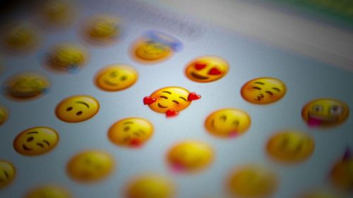 STUDIU Ce emoticoane sunt ”pe cale de dispariție” în Europa și în lume/ Cum sunt unele emoji-uri cooptate de organizații care propagă discursul urii