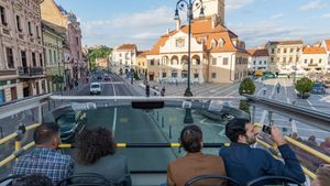 De sâmbătă, autobuzul supraetajat din Brașov circulă din nou / Costă 4 lei pentru 60 de minute