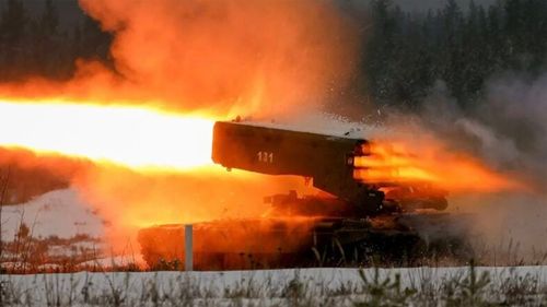 Rusia aruncă în luptă noul aruncător de flăcări TOS-1A, capabil să neutralizeze drone pe zeci de mii de metri pătrați dintr-o singură salvă