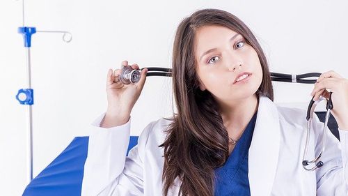 Aproape nouă mii de absolvenţi ai universităţilor de medicină şi farmacie susţin astăzi examenul de rezidenţiat